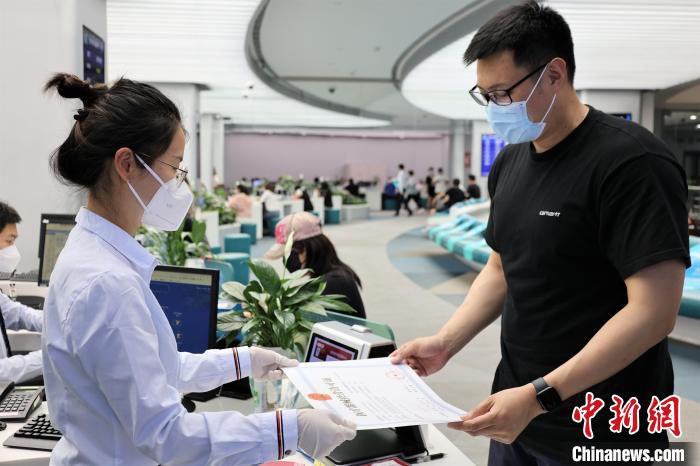 相关企业负责人在北京经开区政务服务大厅申请《综合许可资格证》。　北京经开区管委会供图