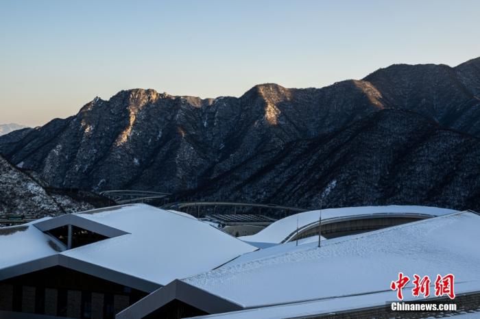 2月14日，雪后初霁的国家雪车雪橇中心。位于北京延庆区的国家雪车雪橇中心被称为“雪游龙”，是北京冬奥会雪车、雪橇、钢架雪车项目的比赛场地。 中新社记者 何蓬磊 摄