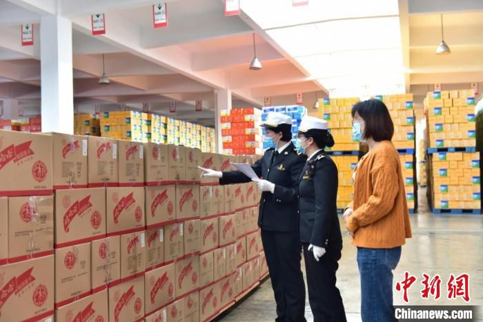 邕州海关关员对出口八宝粥标签进行核对。　张杰 摄