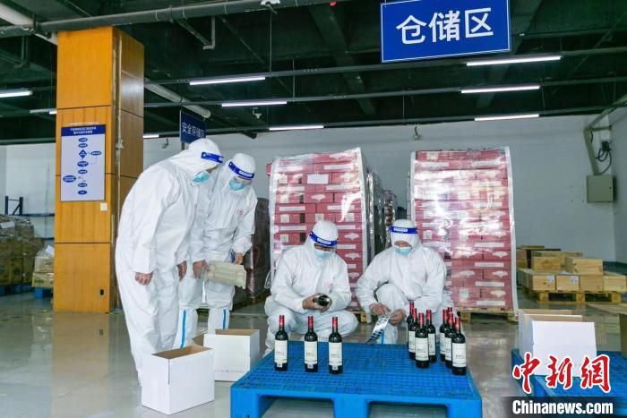 在宁波保税区进口商品市场集中监管仓，首批进口商品赋码出仓。　宁波市市场监管局 供图
