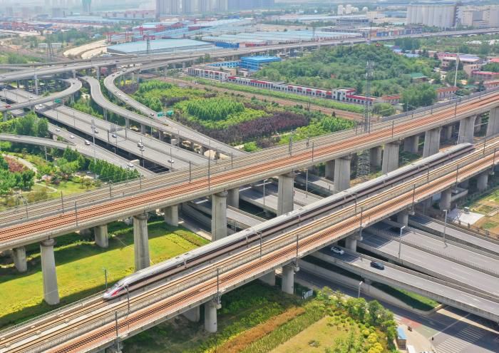 试验列车通过京广高铁郑州东站，摄影：王玮(国铁集团供图)