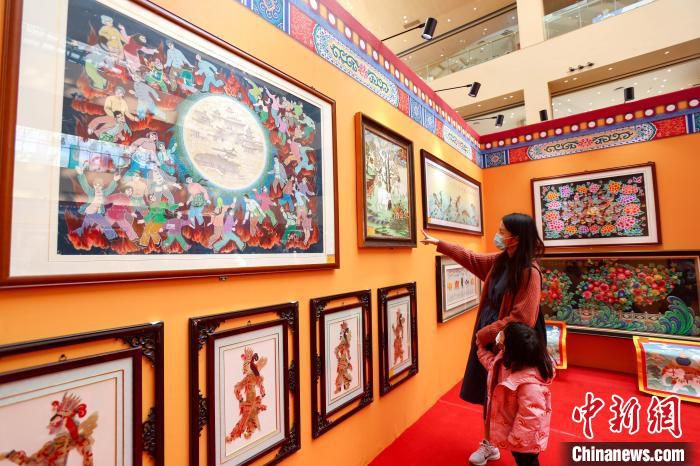 图为南京市民观赏湟中区非遗工艺品。　　南京市对口帮扶西宁市工作组 供图