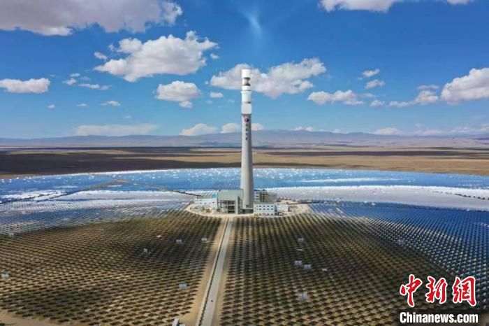 图为位于青海省海南州共和县塔拉滩光伏园区内的光热塔。　海南州委宣传部供图