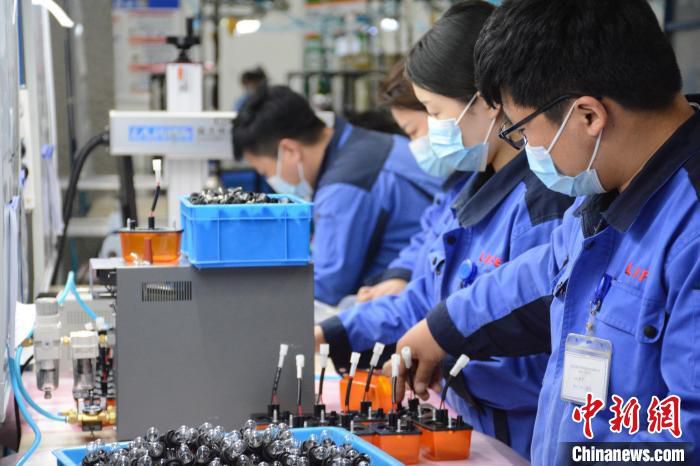 献县一企业中，员工正在进行汽车灯具组装和自检。　彭锦帅 摄