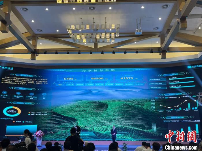 图为开幕式现场展示的5G智慧茶园运用。　袁超 摄
