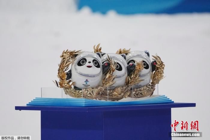 资料图：2月5日，张家口云顶雪场，排排站等待被领走的冰墩墩。