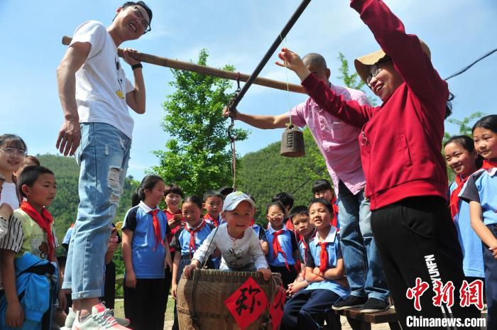 游客在杭州临安乡村参与立夏称重活动。　临安区文化和广电旅游体育局提供