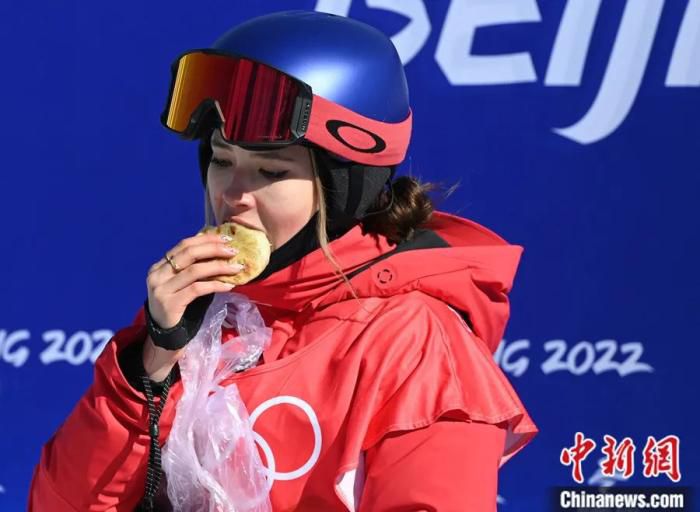 谷爱凌在北京2022年冬奥会自由式滑雪女子坡面障碍技巧资格赛后吃韭菜盒子。中新社记者 翟羽佳 摄