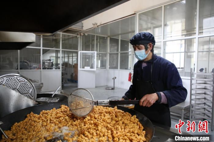 滚烫油锅炸麻花是麻花“嘎嘣脆”的关键 胡余灶供图