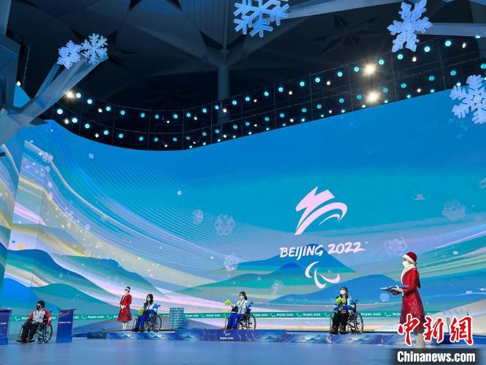 延庆颁奖广场的颁奖仪式彩排。　北京冬残奥会延庆颁奖广场运行团队供图