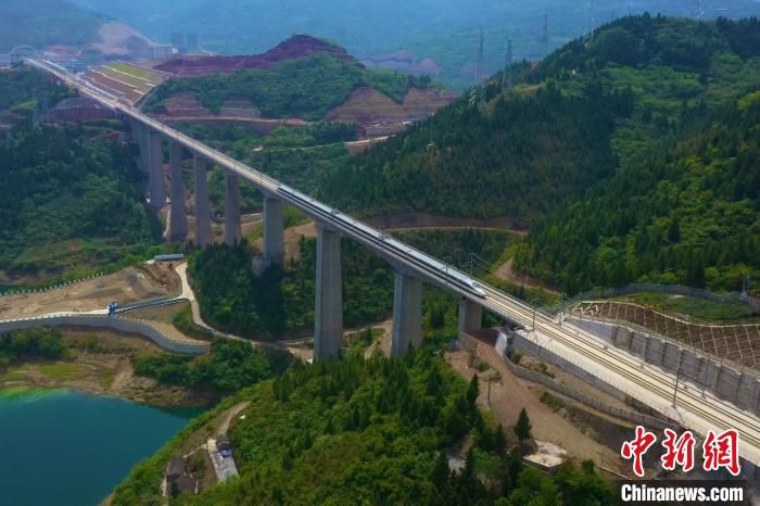 图为列车驶过郑渝高铁巫山大宁河双线大桥。　中铁二局 供图
