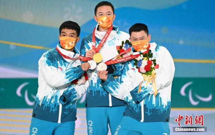 北京冬残奥会开幕式，由运动员郭雨洁(前排右)、汪之栋(前排左)担任旗手。中新社记者 韩海丹 摄