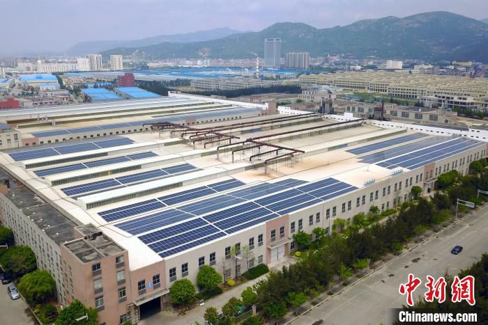 图为华港纺织集团宏港纺织工业园屋顶光伏发电站。　国网福州供电公司 供图