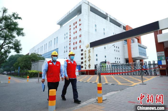 图为国网北京顺义公司工作人员在重点线路开展隐患排查工作,确保中考期间线路安全稳定运行。 侯占泉 摄 图为国网北京顺义公司工作人员在重点线路开展隐患排查工作,确保中考期间线路安全稳定运行。 侯占泉 摄