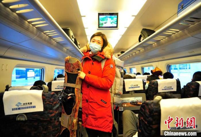 乘高铁去长白山滑雪的陈驰。　高龙安 摄