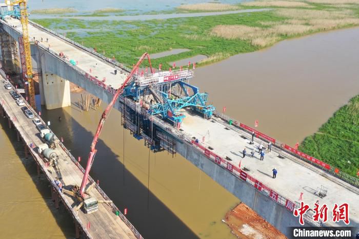 图为4月3日，航拍下的昌景黄高铁金溪湖特大桥建设工地大跨度连续梁浇筑作业合龙现场。　鲍赣生 摄