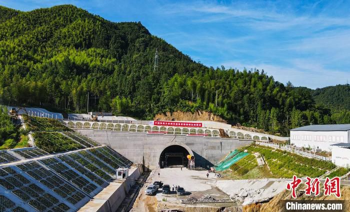 7月7日，池黄高铁重要节点——铁丝岭隧道全隧顺利贯通。　范文博 摄