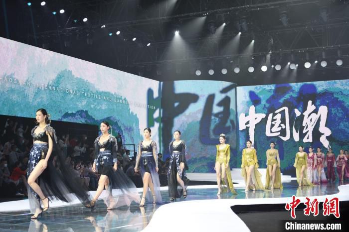 图为“潮起东方” 首届中国·潮汕国际纺织服装博览会开幕式上联合秀 林大森 摄