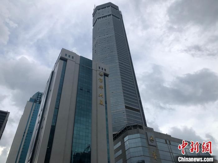 资料图：图最高楼为发生晃动的赛格大厦。　朱族英 摄