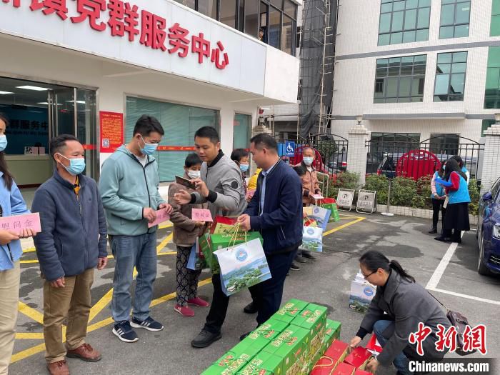 图为企业家在惠州市惠城区芦洲镇慰问当地困难户 宋秀杰 　摄