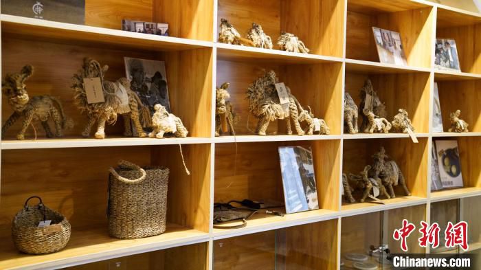 手工坊内展示的麻编手工艺品。　乔占云 摄