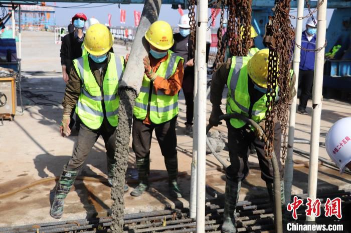 图为4月3日下午，施工人员正在昌景黄高铁金溪湖特大桥建设工地上对连续刚构梁进行浇筑作业。　尚金起 摄