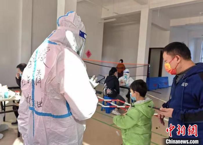 李晓霞在做疫情防控志愿服务。　沈阳市浑南区委宣传部供图
