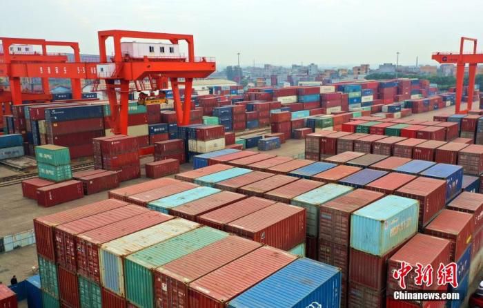 图为俯拍贵港港。
中新社发 熊耀章 摄