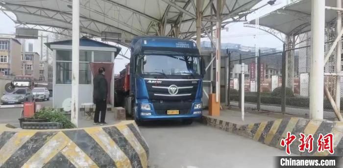 开行前，班列货物通过公路运输进入山西方略保税物流中心(B型)海关监管区接受海关报关查验。　山西方略陆港集团提供