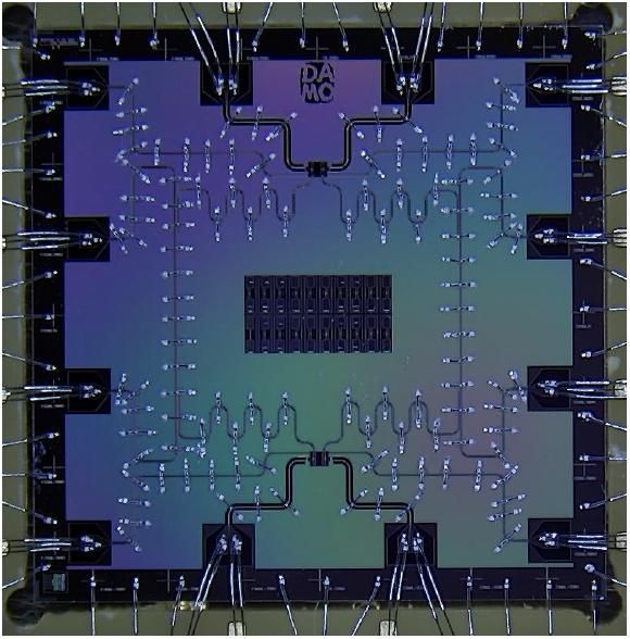 图：阿里巴巴达摩院量子实验室两比特(fluxonium)量子芯片