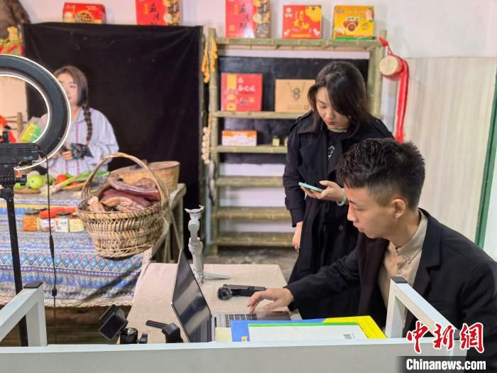 张熙淋和他的团队正在直播卖货。　谭雅丽 摄