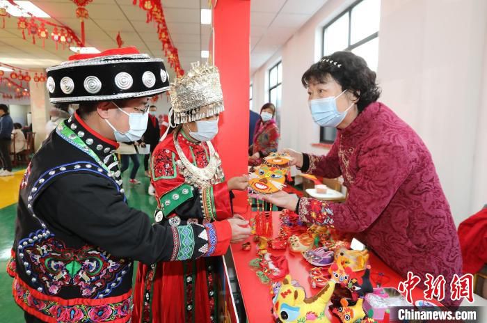 特色虎头手工艺品吸引了外地员工的注意 罗梦圆供图