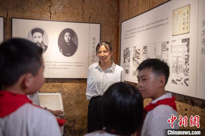 刘兰正在讲解。　浏阳外宣办供图
