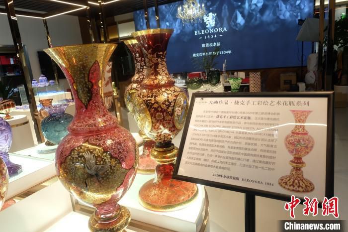 融合了中国元素的捷克水晶花瓶 李典 摄