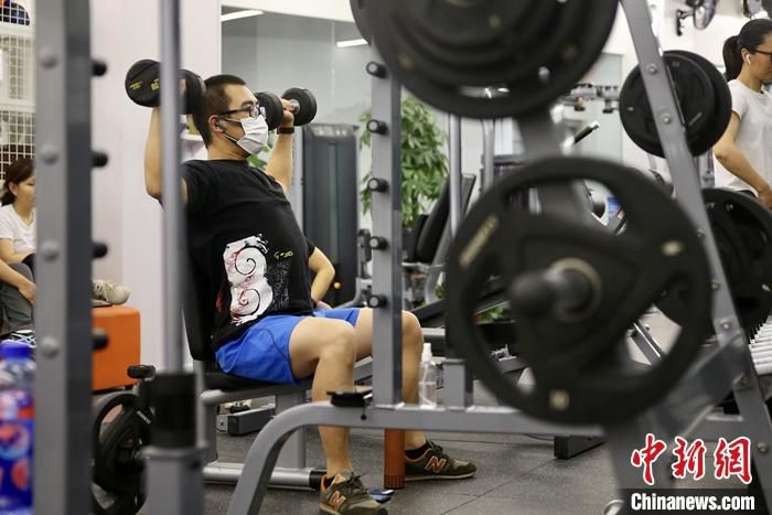 5月7日，市民在北京市丰台区的一家24小时连锁健身房内锻炼。据《2020中国健身行业数据报告》 数据显示，中国健身会员数已超过7000万。中新社记者 易海菲 摄