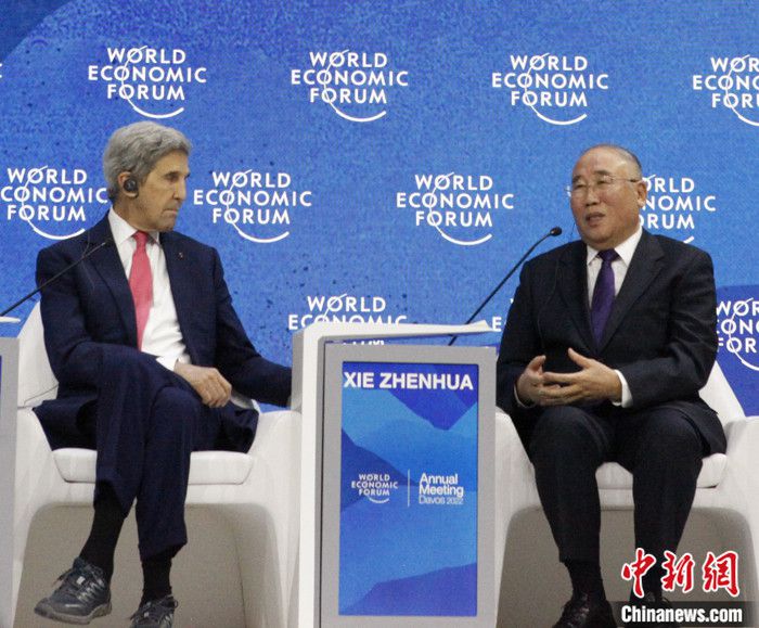 图为解振华和共同出席对话会的美国总统气候问题特使克里。 中新社记者 德永健 摄