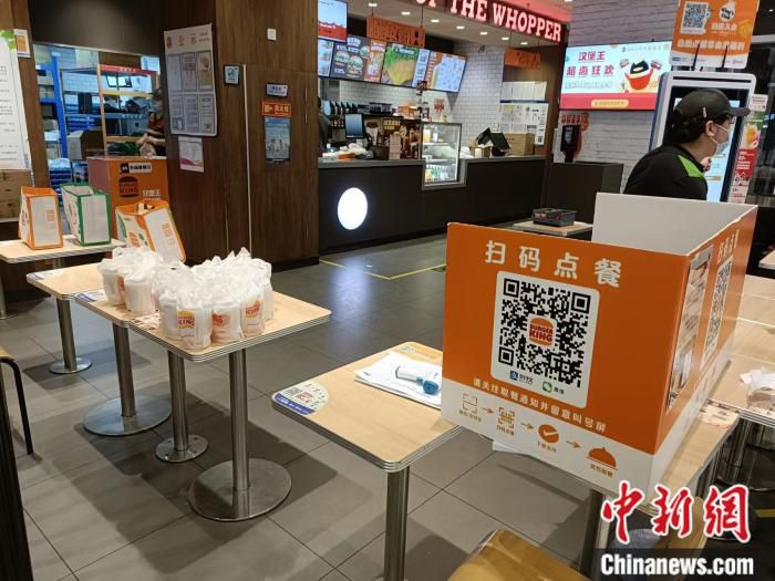 在某餐厅门口等待领取的外带食品。