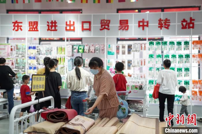 图为民众在贵港义乌小商品城购物。　王以照 摄