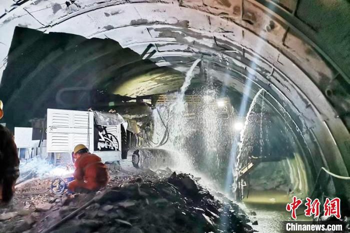 成自宜高铁白云山隧道施工过程中穿越老煤矿采空区出现的涌水情况。(资料图) 中铁十二局供图