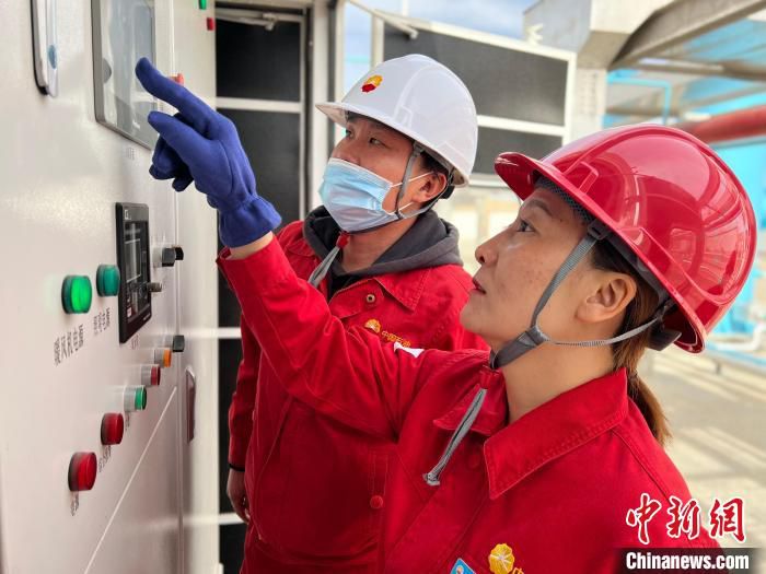图为申琳娜(右一)和同事正在检查站内设备。　李江宁 摄