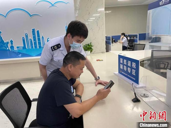 广州市白云区税务局设立增值税留抵退税专区，辅导纳税人享受政策。　岳瑞轩 摄