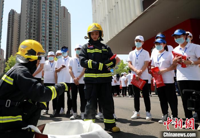消防员讲解灭火毯使用方法和注意事项。　成都消防供图