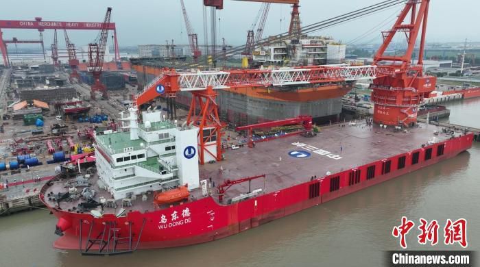 国内首艘“运输 起重”一体化深远海海上风电施工船“乌东德”号在江苏南通交付。　许丛军 摄