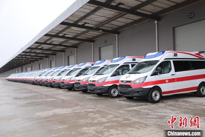 40辆负压救护车整装待发从江西南昌向塘铁路物流基地出发驰援上海。　胡世杰 摄