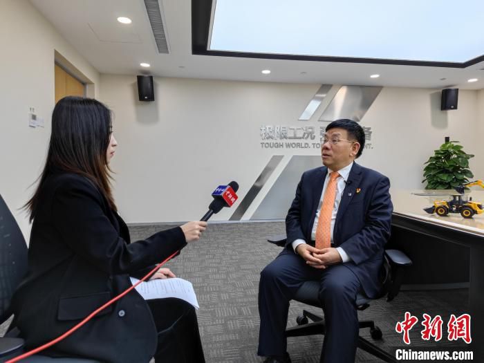 图为全国人大代表、广西柳工机械股份有限公司董事长曾光安(右)接受采访。　王以照 摄