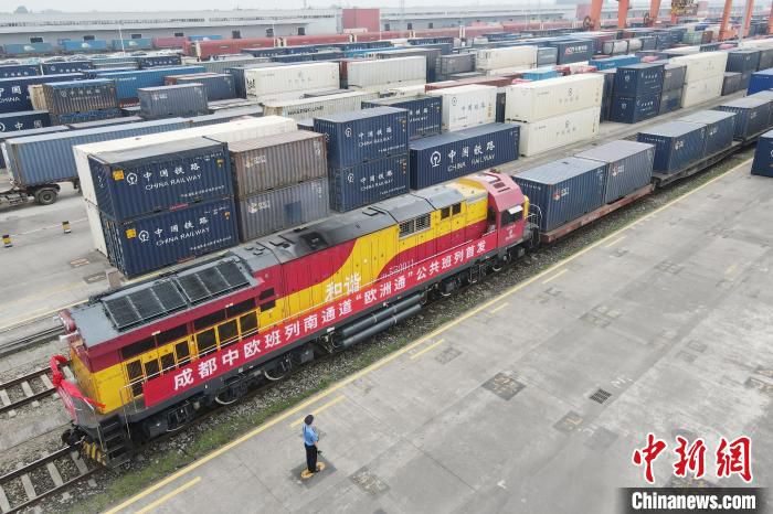 成都中欧班列南通道“欧洲通”公共班列从成都国际铁路港缓缓驶出。　张浪 摄