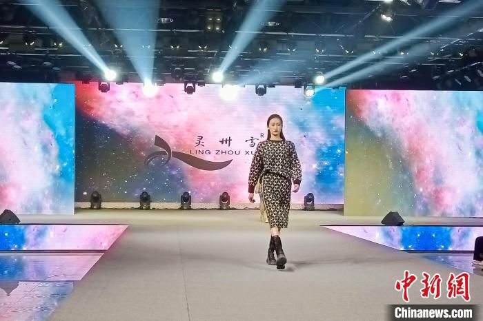 宁夏灵武羊绒新品发布，模特身着新服饰走秀。　杨萱 摄
