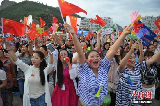 2015年7月31日，河北张家口民众庆祝北京申冬奥成功。当日，国际奥委会主席巴赫宣布北京携手张家口获得2022年冬奥会举办权。翟羽佳 摄