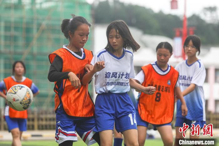 5月28日，寻乌县澄江中心小学足球场，晨曦女足的队员们在开展队内训练赛，几位队员正在激烈对抗抢球。　刘力鑫 摄