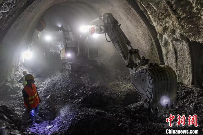 图为大瑞铁路杉阳隧道内大型机械正在作业。　左兴东 摄